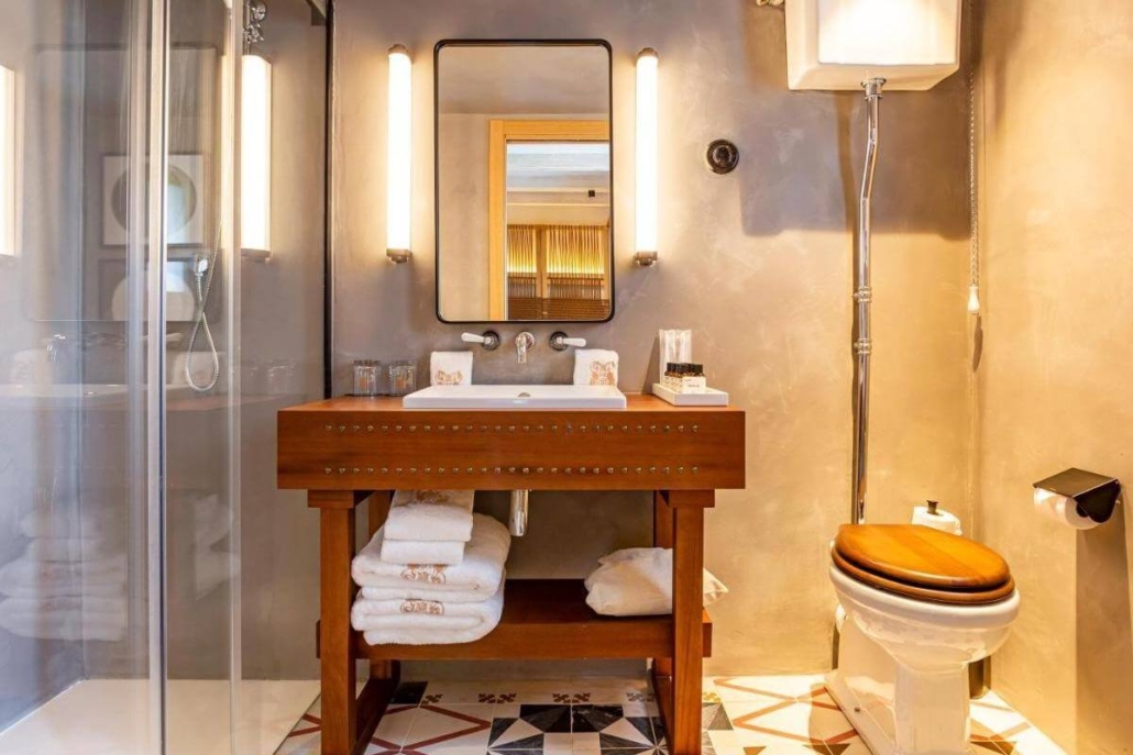 What Lessons Can Hosts Draw from the Practices of Luxury Hotels for Airbnb?