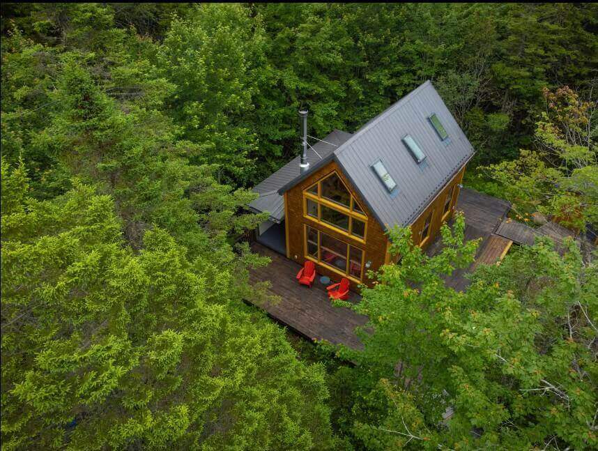 East Coast charm, cabin, and hot tub by the river