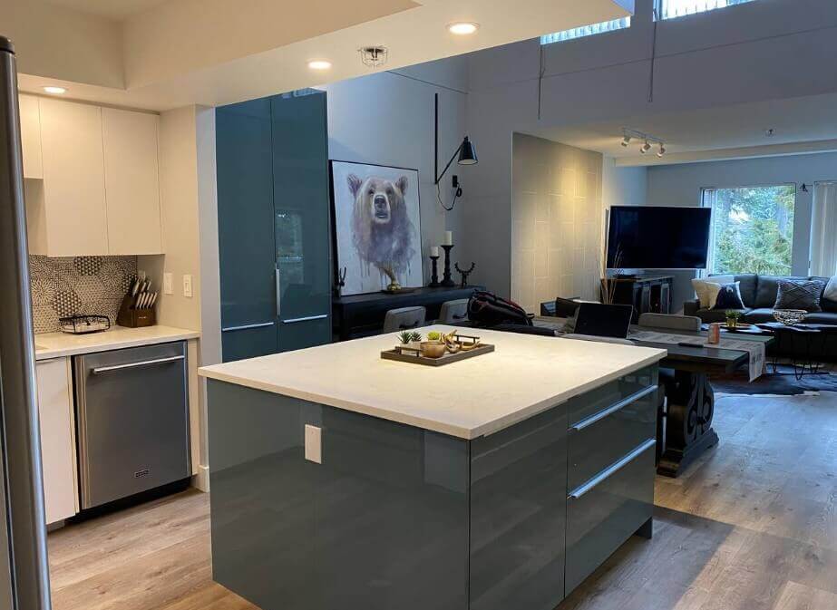 Large Unit - Minutes Away from Village and Lake