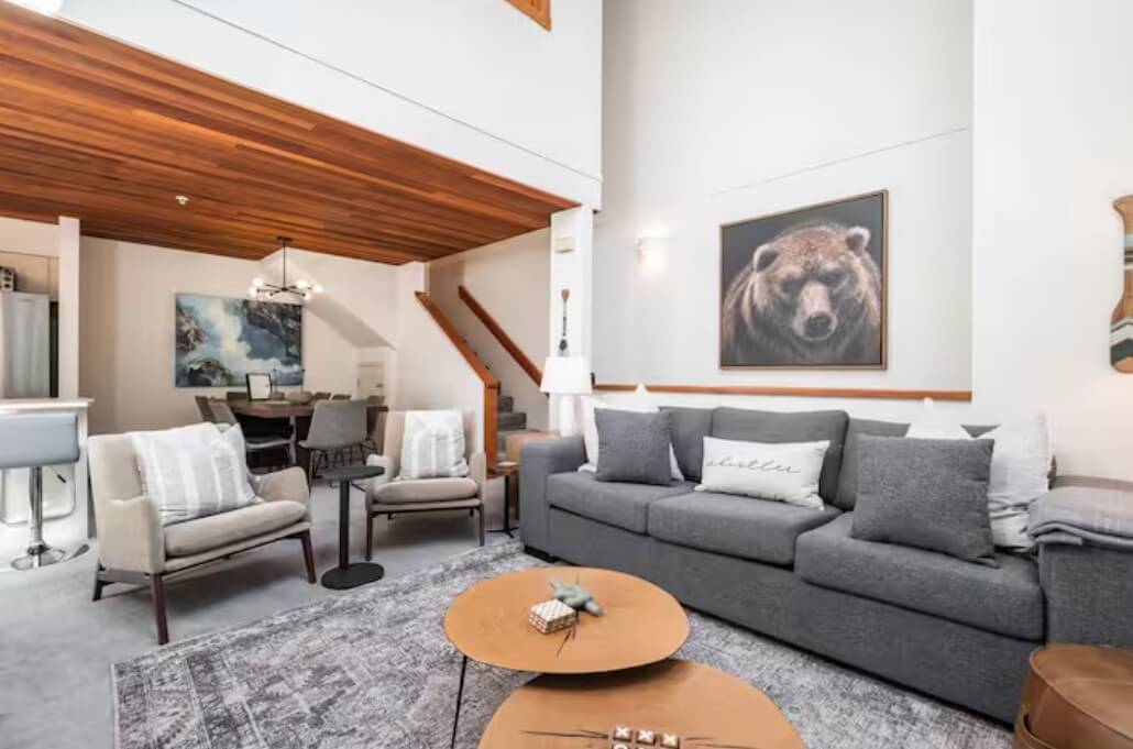 NEW Townhome | BBQ | Fireplace | Smart TVs | Wifi
