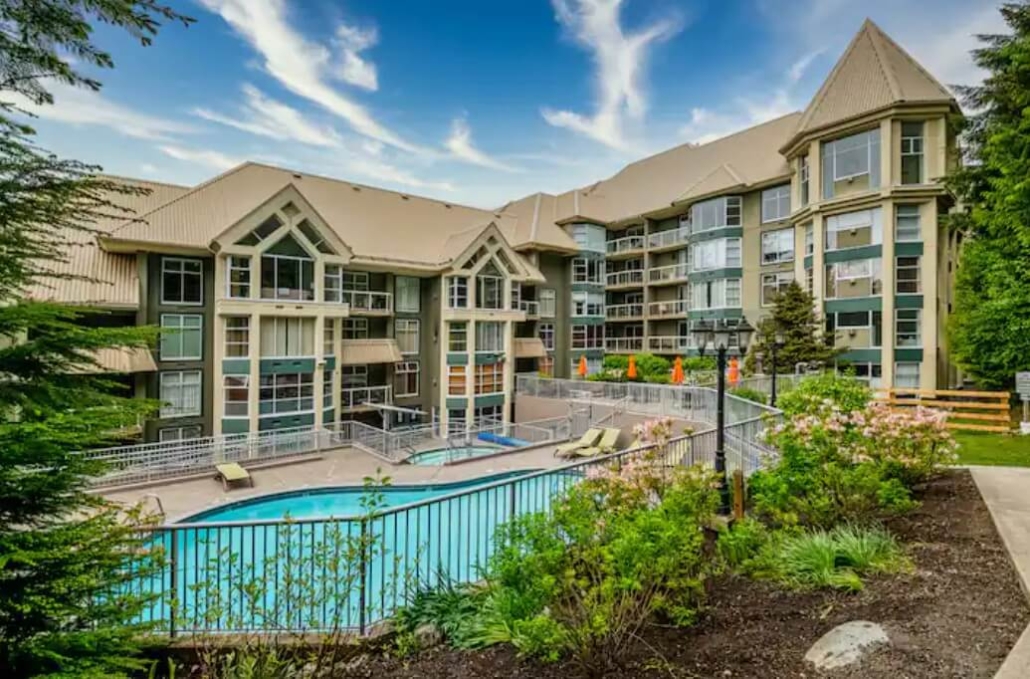 Beautiful 1 Br Den Ski In/Out Condo w Pool and H/T
