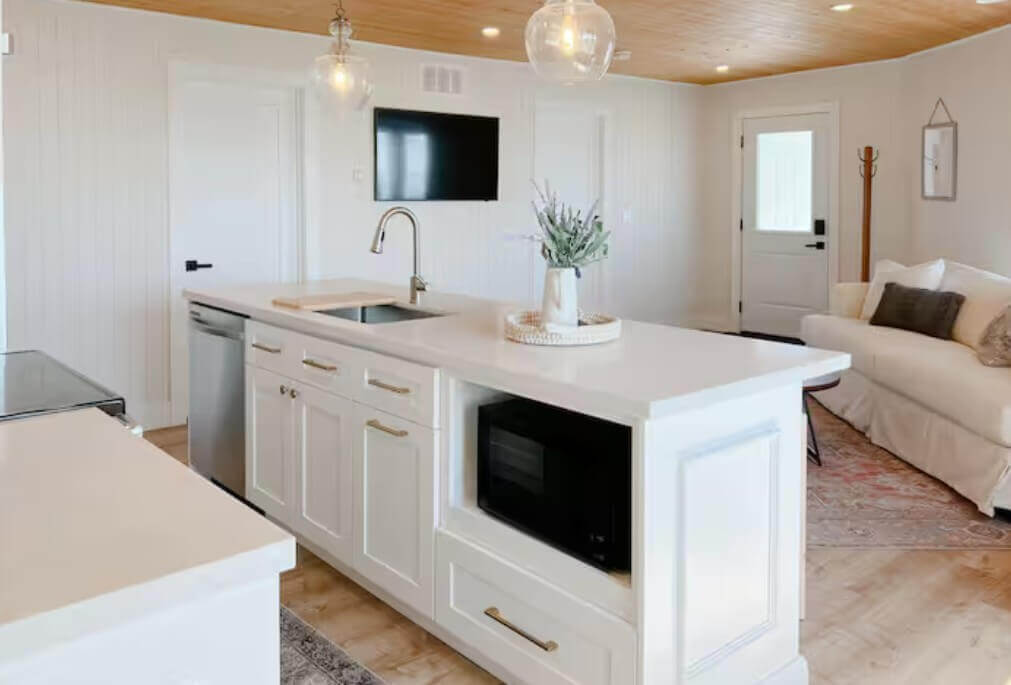 Lakefront Couples Cottage | Romantic Views
