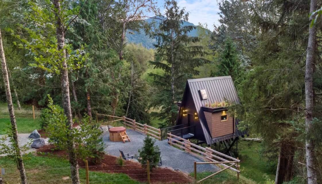 Skoghus: Private Modern Treehouse on Highland Farm